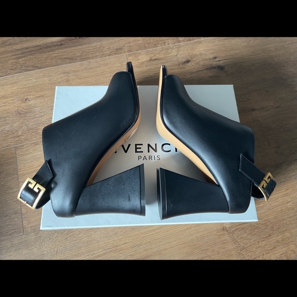 GIVENCHY-AUTHENTIC NWT/Box Black Leather Sandals - Picture 5 of 15